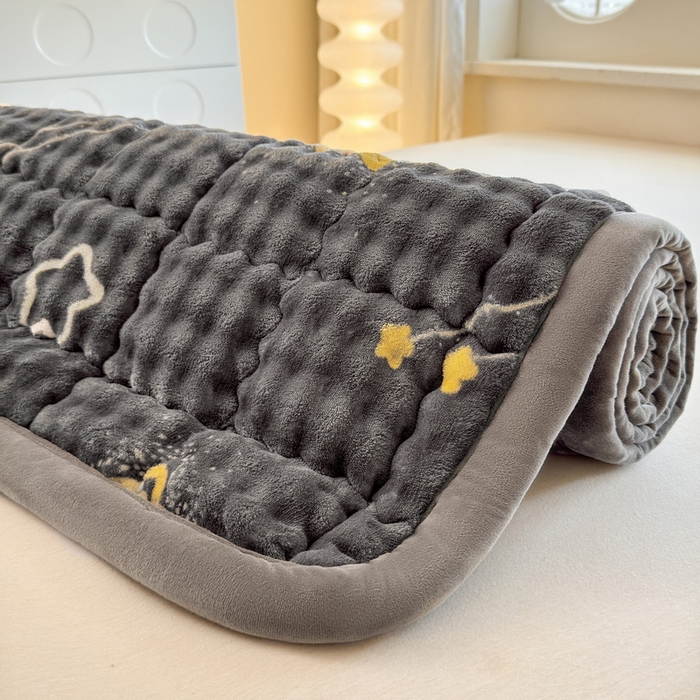 91家纺网 家纺一手货源 找家纺 奇丝雅 2025新款A类牛奶绒泡泡绒床褥床垫床盖兔毛绒家用学生宿舍上下铺寝室褥子软垫床护垫夹棉（大床）场景二 月亮湾