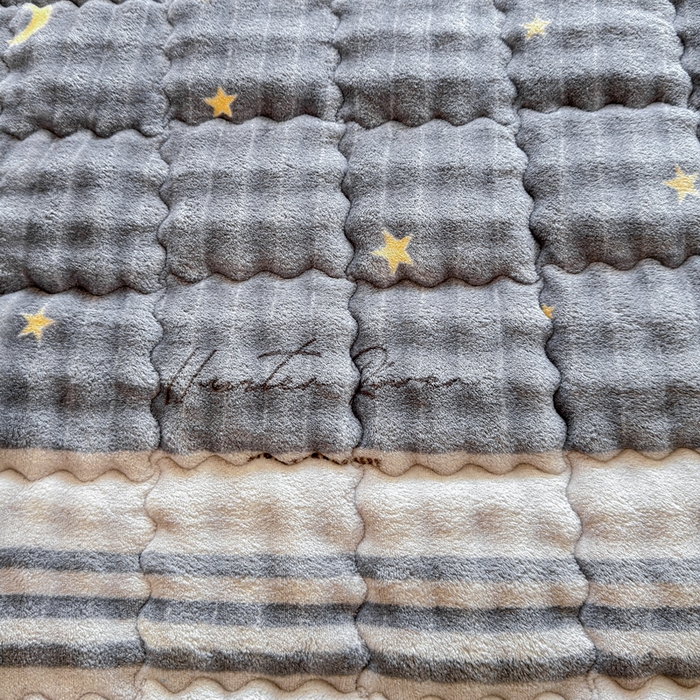 91家纺网 家纺一手货源 找家纺 奇丝雅 2025新款A类牛奶绒泡泡绒床褥床垫床盖兔毛绒家用学生宿舍上下铺寝室褥子软垫床护垫夹棉（大床）场景二 繁星