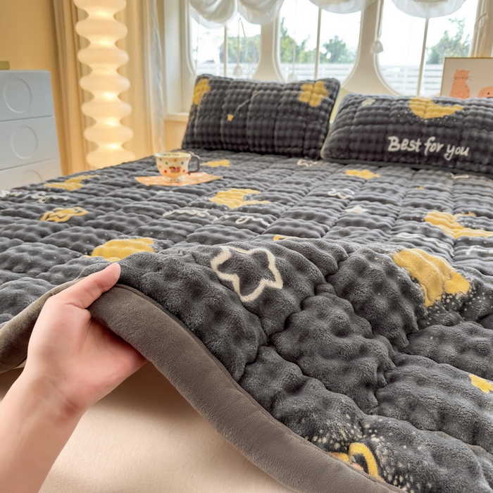 91家纺网 家纺一手货源 找家纺 奇丝雅 2025新款A类牛奶绒泡泡绒床褥床垫床盖兔毛绒家用学生宿舍上下铺寝室褥子软垫床护垫夹棉（大床）场景二 月亮湾