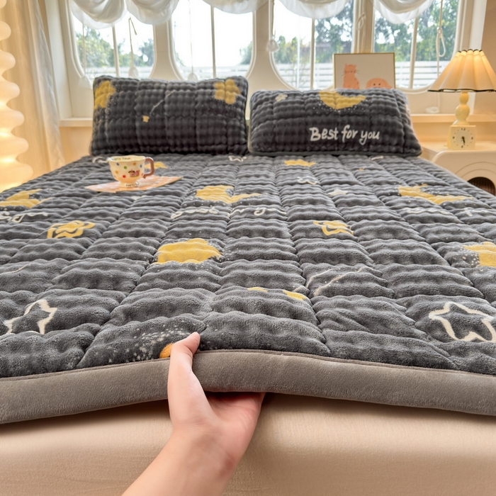 91家纺网 家纺一手货源 找家纺 奇丝雅 2025新款A类牛奶绒泡泡绒床褥床垫床盖兔毛绒家用学生宿舍上下铺寝室褥子软垫床护垫夹棉（大床）场景二 月亮湾