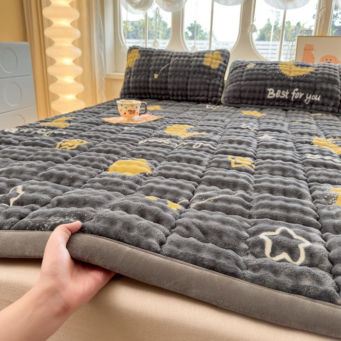 91家纺网 家纺一手货源 找家纺 奇丝雅 2025新款A类牛奶绒泡泡绒床褥床垫床盖兔毛绒家用学生宿舍上下铺寝室褥子软垫床护垫夹棉（大床）场景二 月亮湾