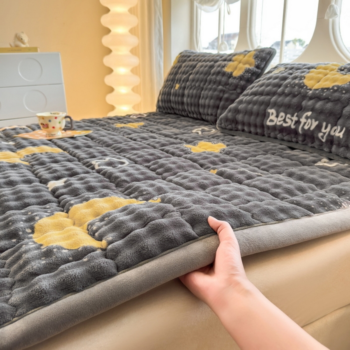 91家纺网 家纺一手货源 找家纺 奇丝雅 2025新款A类牛奶绒泡泡绒床褥床垫床盖兔毛绒家用学生宿舍上下铺寝室褥子软垫床护垫夹棉（大床）场景二 月亮湾