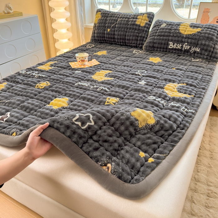 91家纺网 家纺一手货源 找家纺 奇丝雅 2025新款A类牛奶绒泡泡绒床褥床垫床盖兔毛绒家用学生宿舍上下铺寝室褥子软垫床护垫夹棉（大床）场景二 月亮湾