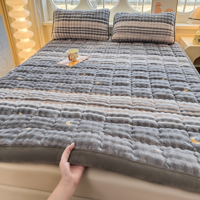 91家纺网 家纺一手货源 找家纺 奇丝雅 2025新款A类牛奶绒泡泡绒床褥床垫床盖兔毛绒家用学生宿舍上下铺寝室褥子软垫床护垫夹棉（大床）场景二 繁星