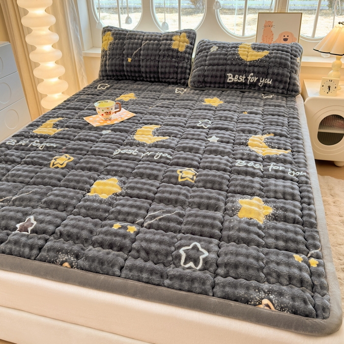 91家纺网 家纺一手货源 找家纺 奇丝雅 2025新款A类牛奶绒泡泡绒床褥床垫床盖兔毛绒家用学生宿舍上下铺寝室褥子软垫床护垫夹棉（大床）场景二 月亮湾