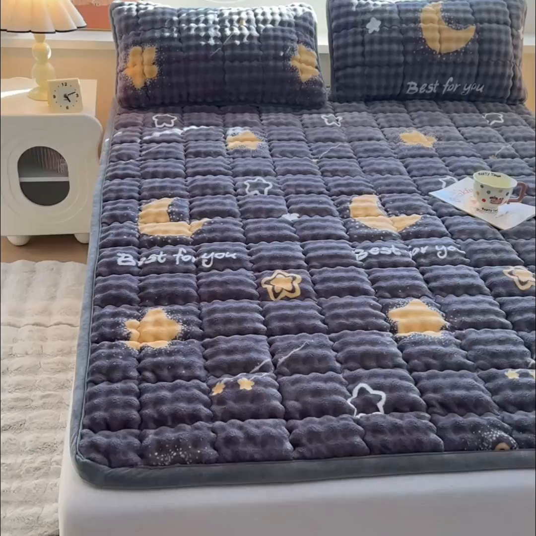 91家纺网 家纺一手货源 找家纺 奇丝雅 2025新款A类牛奶绒泡泡绒床褥床垫床盖兔毛绒家用学生宿舍上下铺寝室褥子软垫床护垫夹棉（大床）场景二 月亮湾