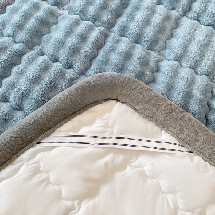 91家纺网 家纺一手货源 找家纺 奇丝雅 2025新款A类牛奶绒泡泡绒床褥床垫床盖兔毛绒家用学生宿舍上下铺寝室褥子软垫床护垫夹棉（大床）场景二 柔和蓝