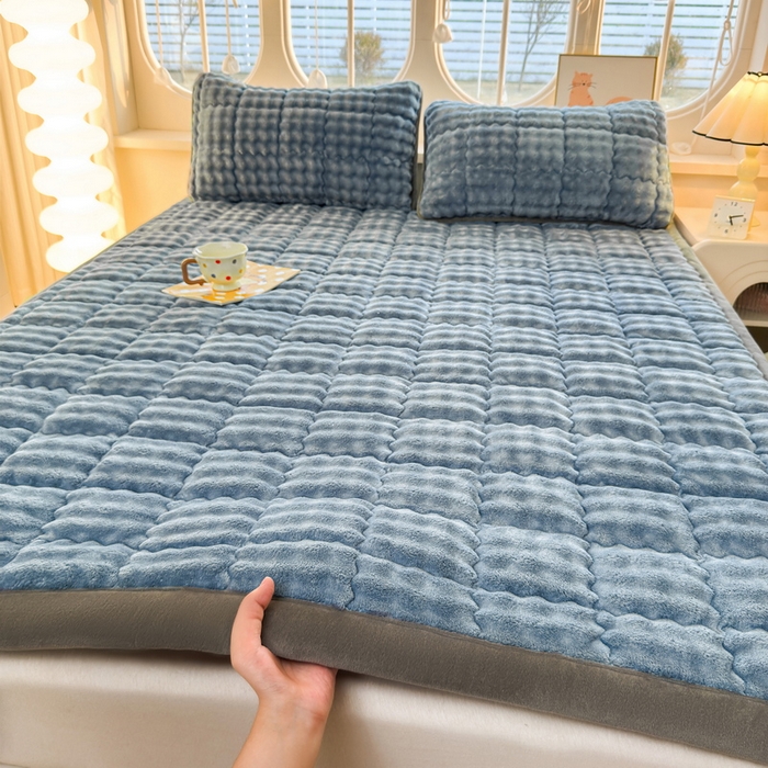 91家纺网 家纺一手货源 找家纺 奇丝雅 2025新款A类牛奶绒泡泡绒床褥床垫床盖兔毛绒家用学生宿舍上下铺寝室褥子软垫床护垫夹棉（大床）场景二 柔和蓝