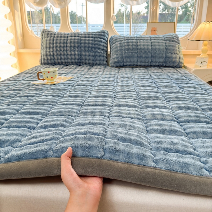 91家纺网 家纺一手货源 找家纺 奇丝雅 2025新款A类牛奶绒泡泡绒床褥床垫床盖兔毛绒家用学生宿舍上下铺寝室褥子软垫床护垫夹棉（大床）场景二 柔和蓝
