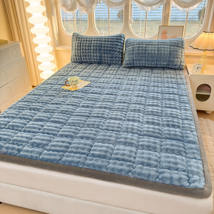 91家纺网 家纺一手货源 找家纺 奇丝雅 2025新款A类牛奶绒泡泡绒床褥床垫床盖兔毛绒家用学生宿舍上下铺寝室褥子软垫床护垫夹棉（大床）场景二 柔和蓝