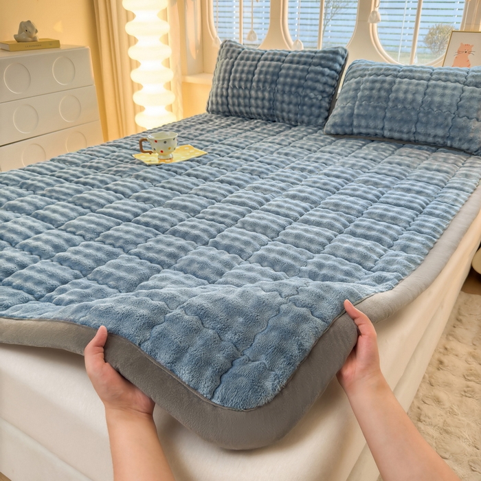 91家纺网 家纺一手货源 找家纺 奇丝雅 2025新款A类牛奶绒泡泡绒床褥床垫床盖兔毛绒家用学生宿舍上下铺寝室褥子软垫床护垫夹棉（大床）场景二 柔和蓝