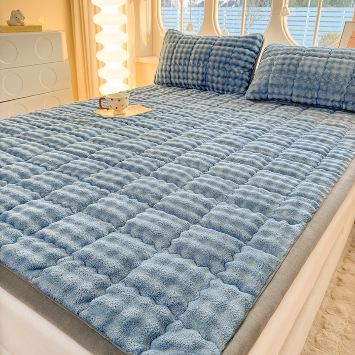 91家纺网 家纺一手货源 找家纺 奇丝雅 2025新款A类牛奶绒泡泡绒床褥床垫床盖兔毛绒家用学生宿舍上下铺寝室褥子软垫床护垫夹棉（大床）场景二 柔和蓝