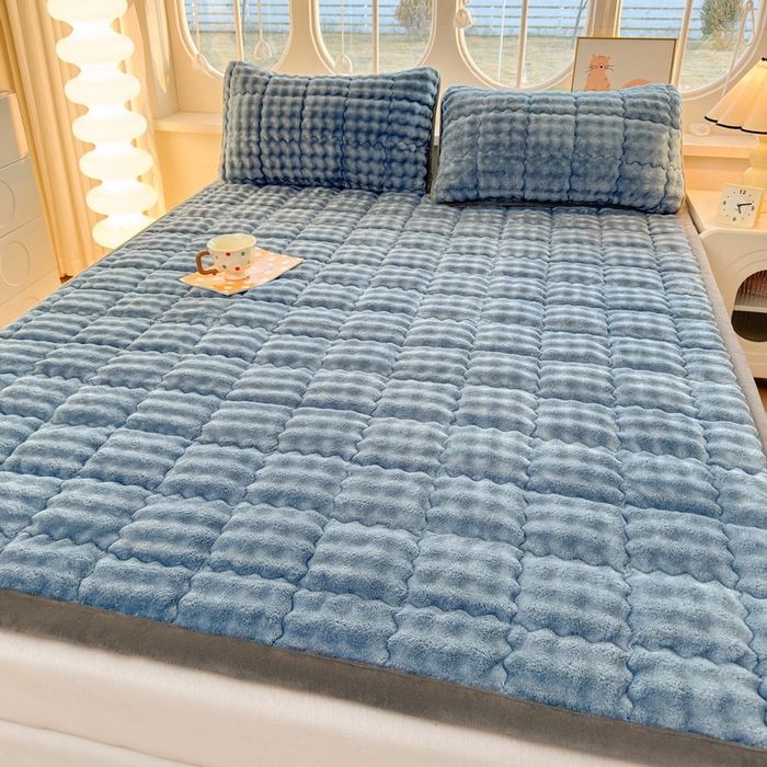 91家纺网 家纺一手货源 找家纺 奇丝雅 2025新款A类牛奶绒泡泡绒床褥床垫床盖兔毛绒家用学生宿舍上下铺寝室褥子软垫床护垫夹棉（大床）场景二 柔和蓝