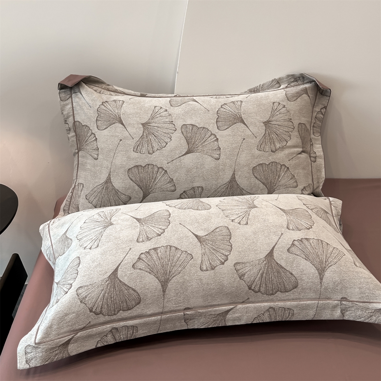 91家纺网 家纺一手货源 找家纺 锦彩家居 2025新款A类60支全棉色织提花四件套-复古风系列 银杏叶-豆沙