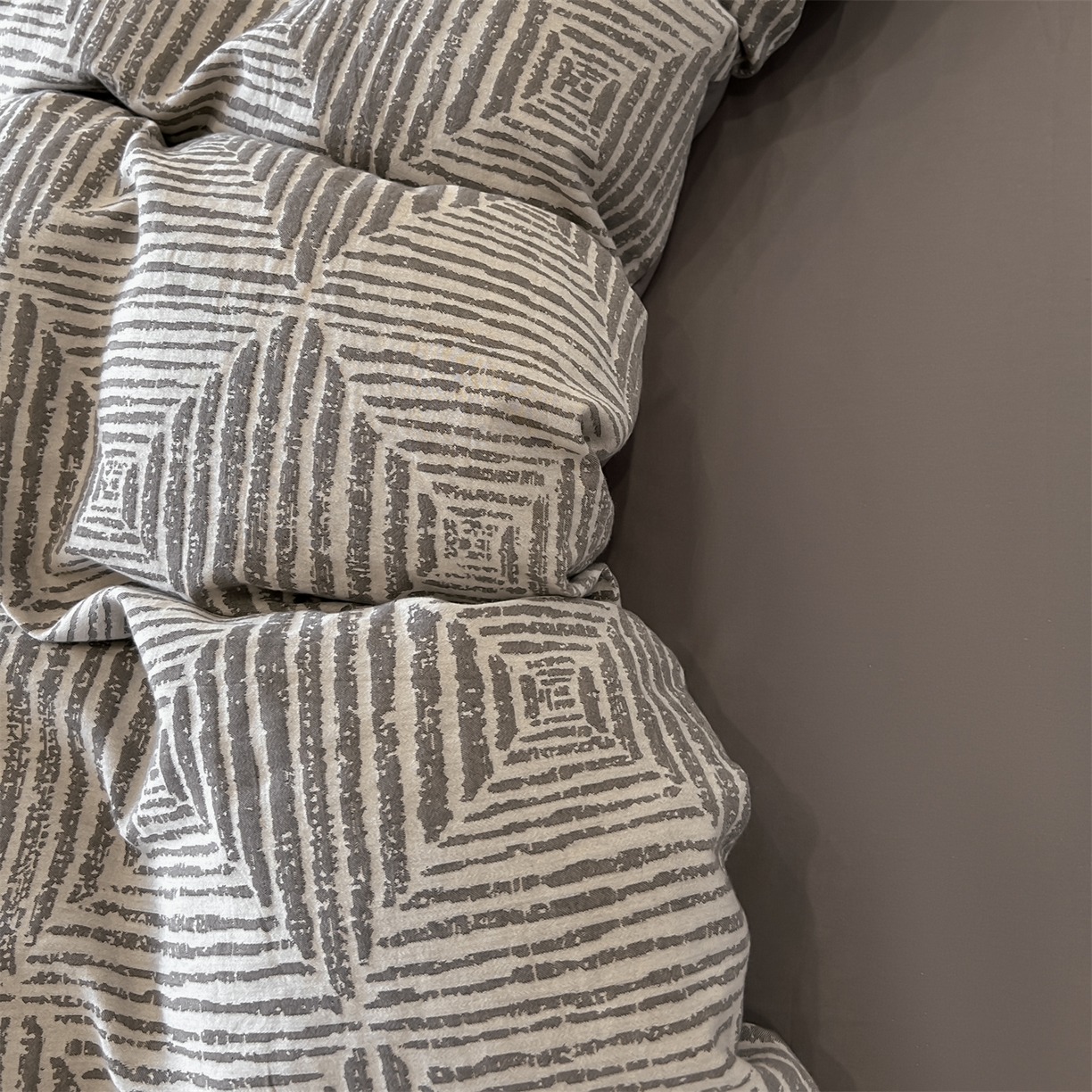 91家纺网 家纺一手货源 找家纺 锦彩家居 2025新款A类60支全棉色织提花四件套-复古风系列 几何菱形-灰色