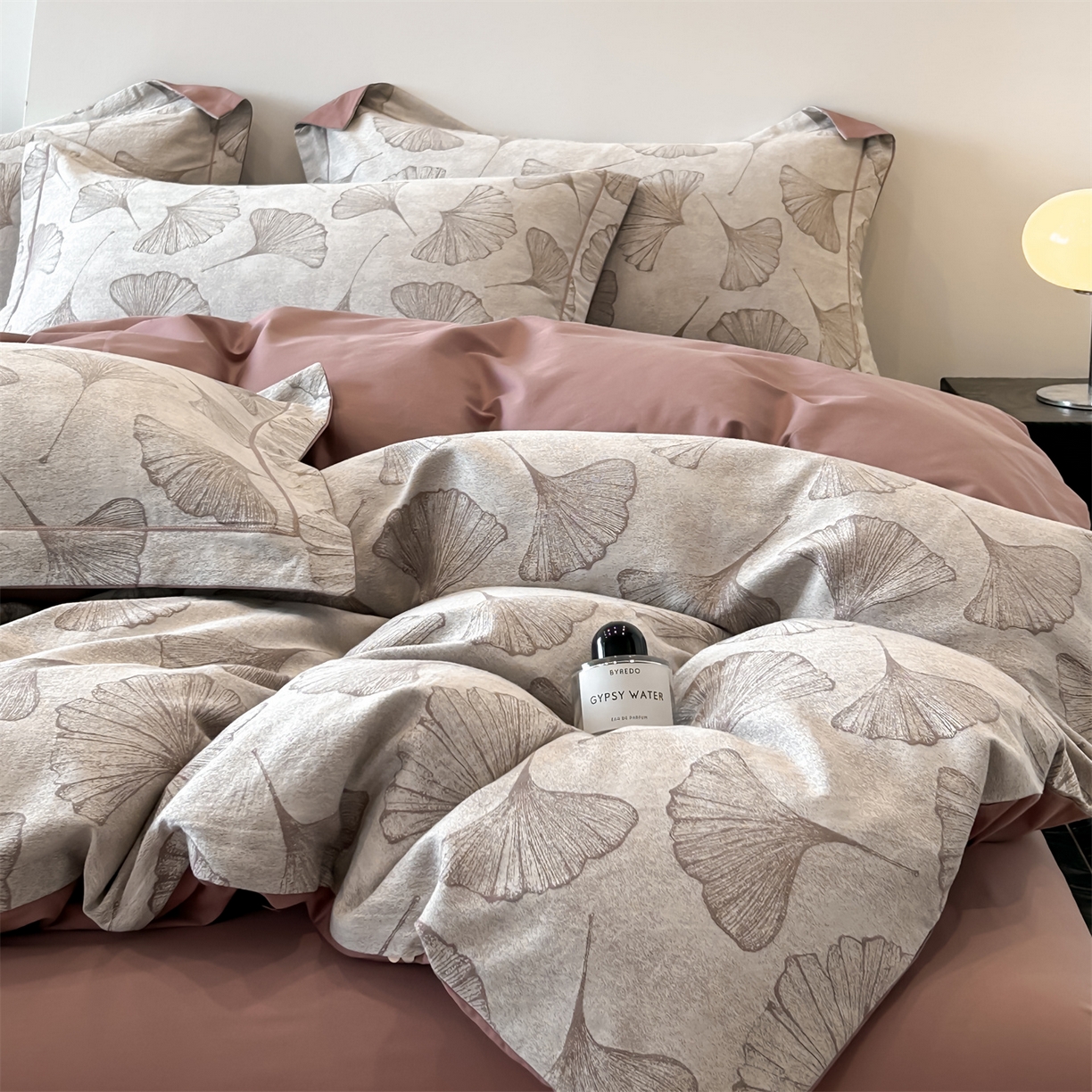 91家纺网 家纺一手货源 找家纺 锦彩家居 2025新款A类60支全棉色织提花四件套-复古风系列 银杏叶-豆沙