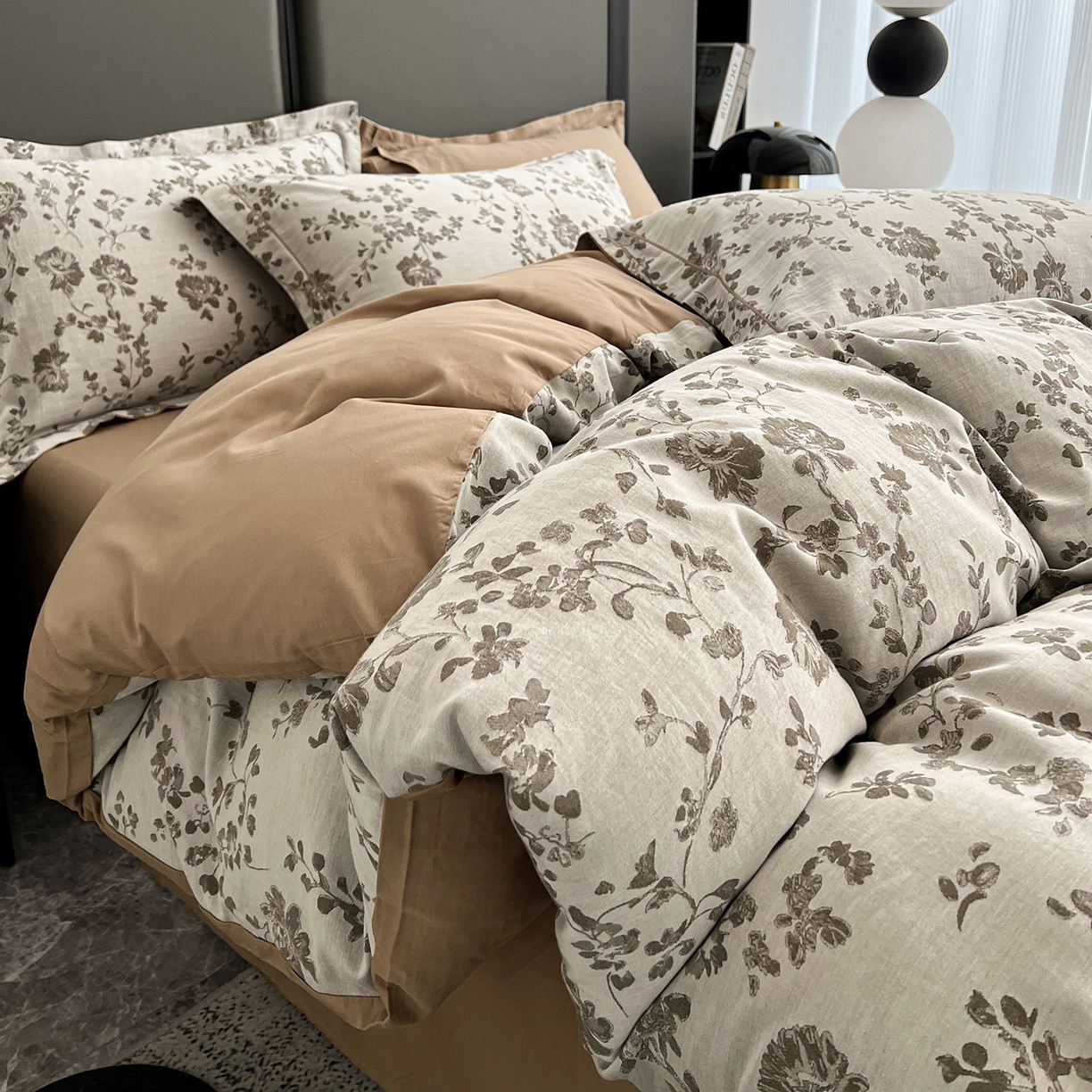 91家纺网 家纺一手货源 找家纺 锦彩家居 2025新款A类60支全棉色织提花四件套-复古风系列 屋顶花园-卡其