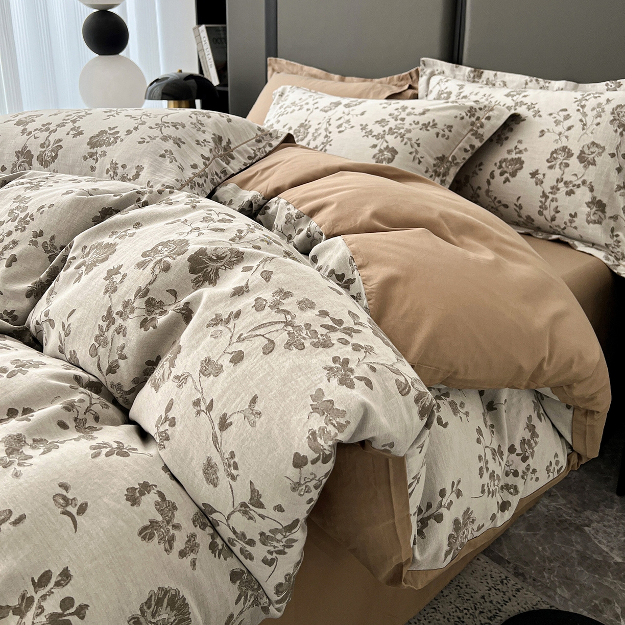 91家纺网 家纺一手货源 找家纺 锦彩家居 2025新款A类60支全棉色织提花四件套-复古风系列 屋顶花园-卡其