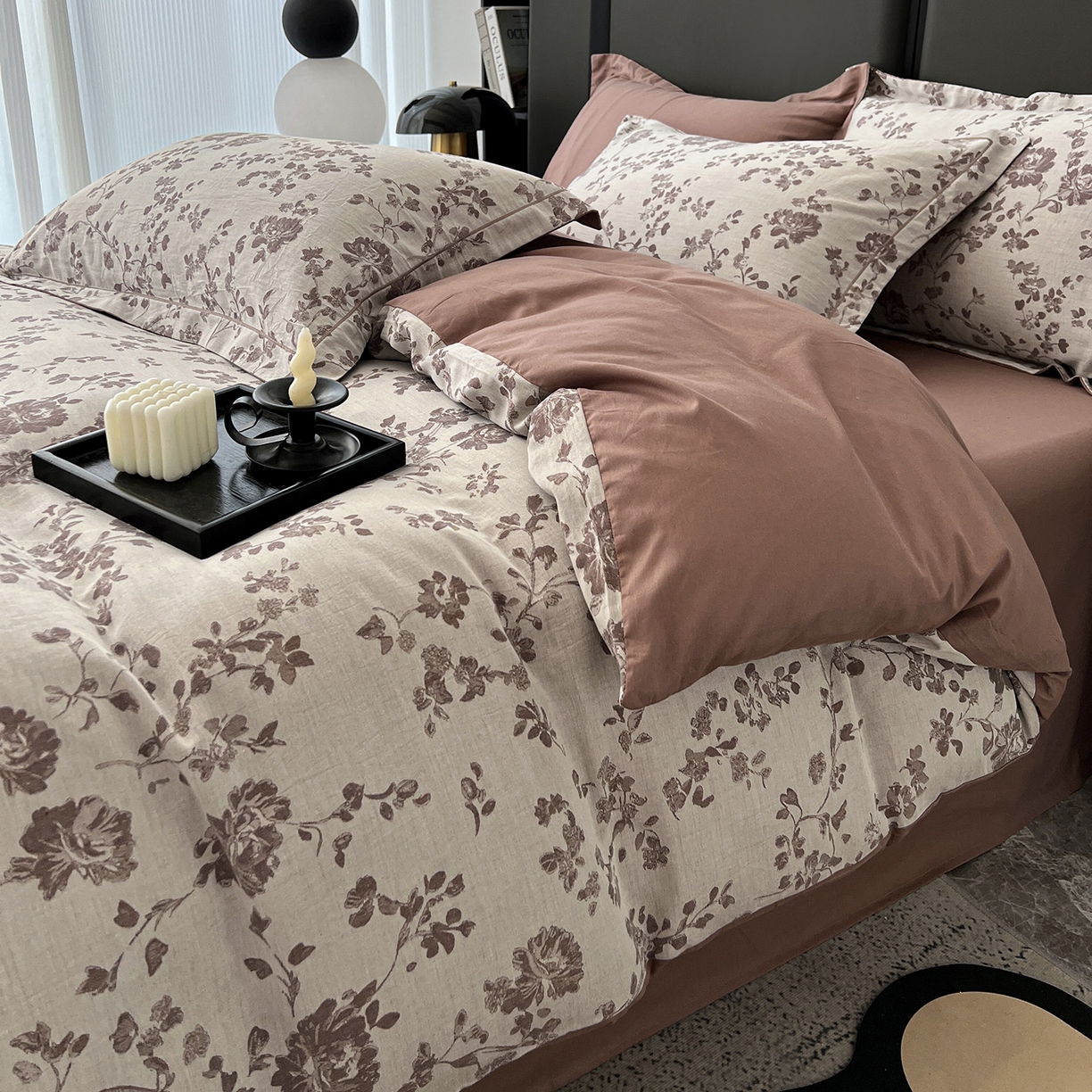 91家纺网 家纺一手货源 找家纺 锦彩家居 2025新款A类60支全棉色织提花四件套-复古风系列 屋顶花园-豆沙