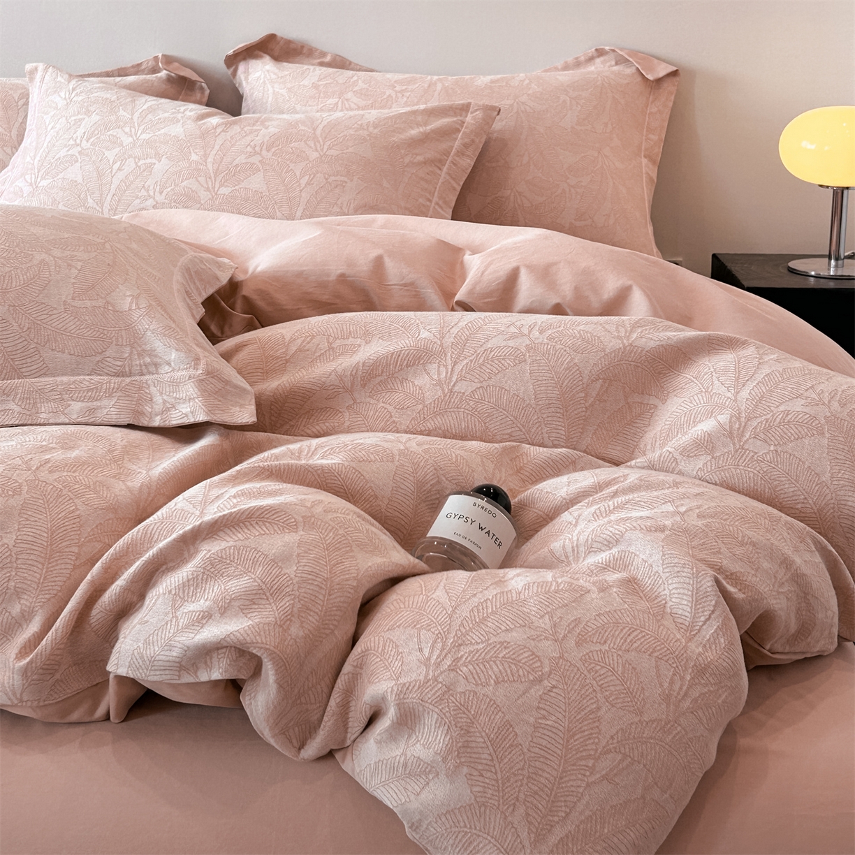 91家纺网 家纺一手货源 找家纺 锦彩家居 2025新款A类60支全棉色织提花四件套-复古风系列 琼枝玉叶-粉玉