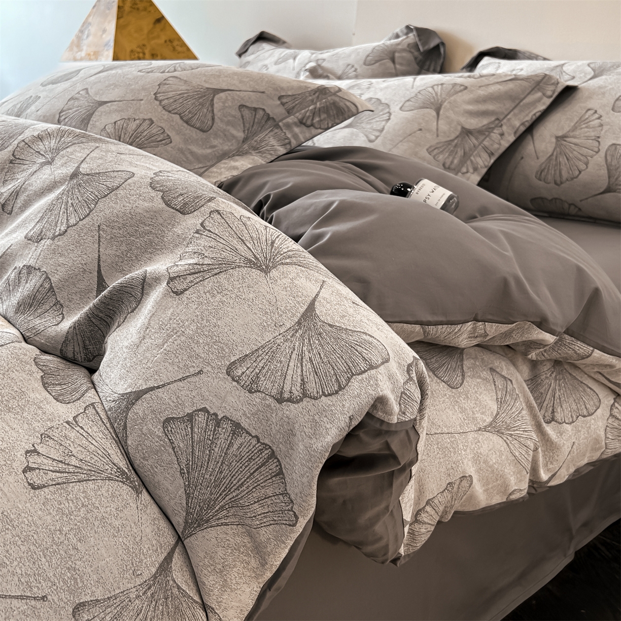 91家纺网 家纺一手货源 找家纺 锦彩家居 2025新款A类60支全棉色织提花四件套-复古风系列 银杏叶-灰色