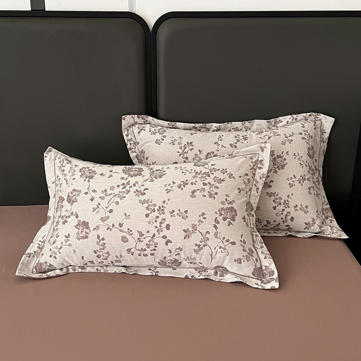 91家纺网 家纺一手货源 找家纺 锦彩家居 2025新款A类60支全棉色织提花四件套-复古风系列 屋顶花园-豆沙