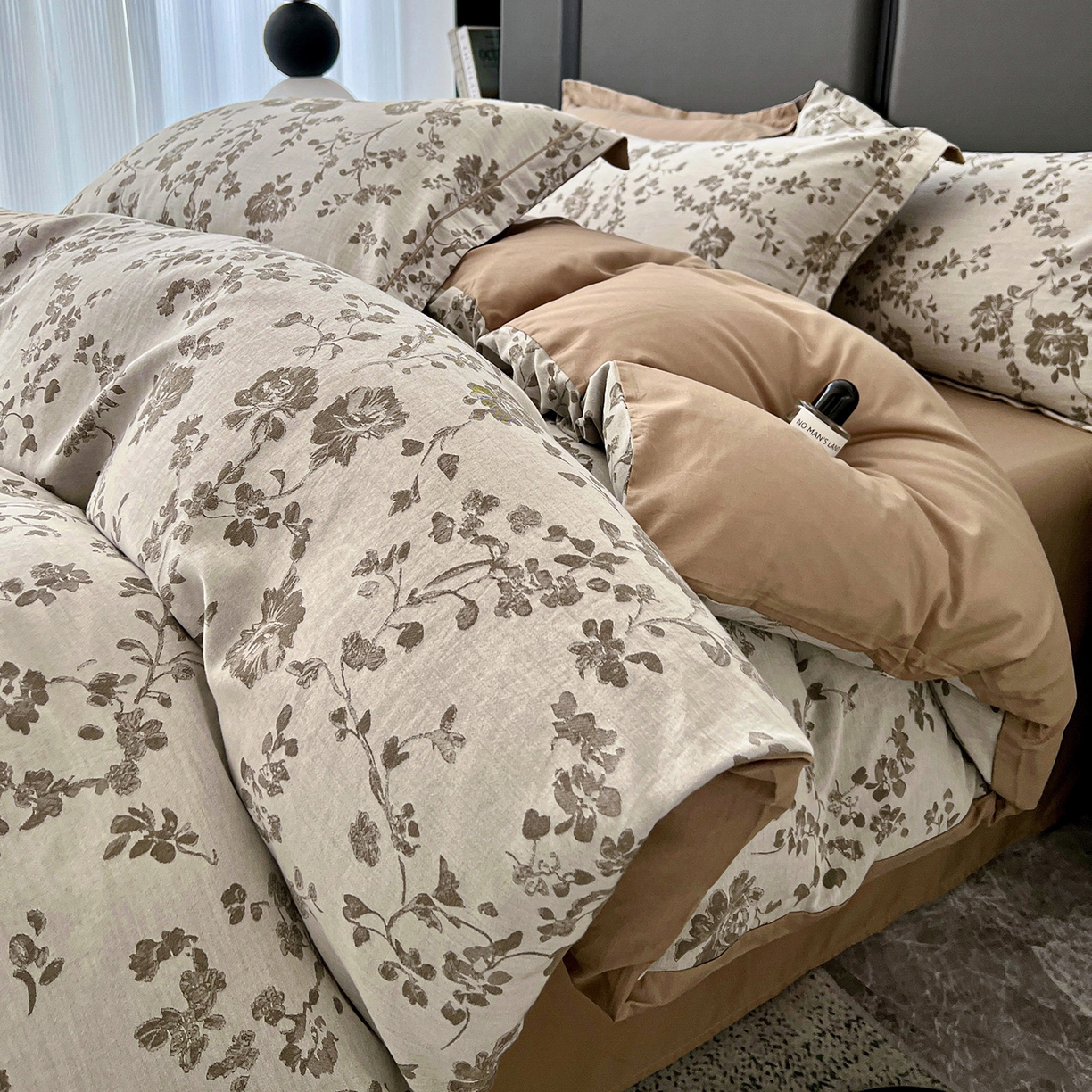 91家纺网 家纺一手货源 找家纺 锦彩家居 2025新款A类60支全棉色织提花四件套-复古风系列 屋顶花园-卡其