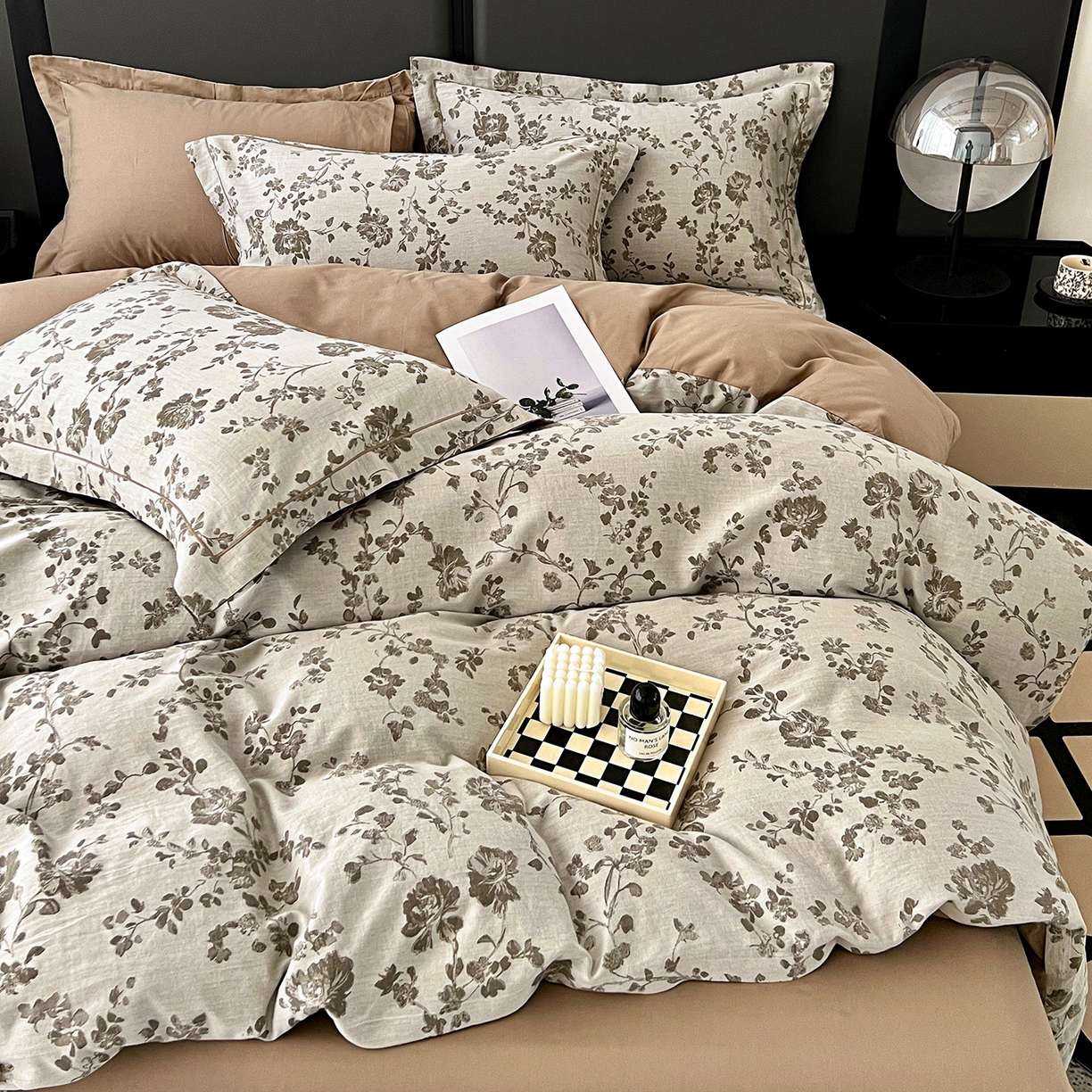 91家纺网 家纺一手货源 找家纺 锦彩家居 2025新款A类60支全棉色织提花四件套-复古风系列 屋顶花园-卡其