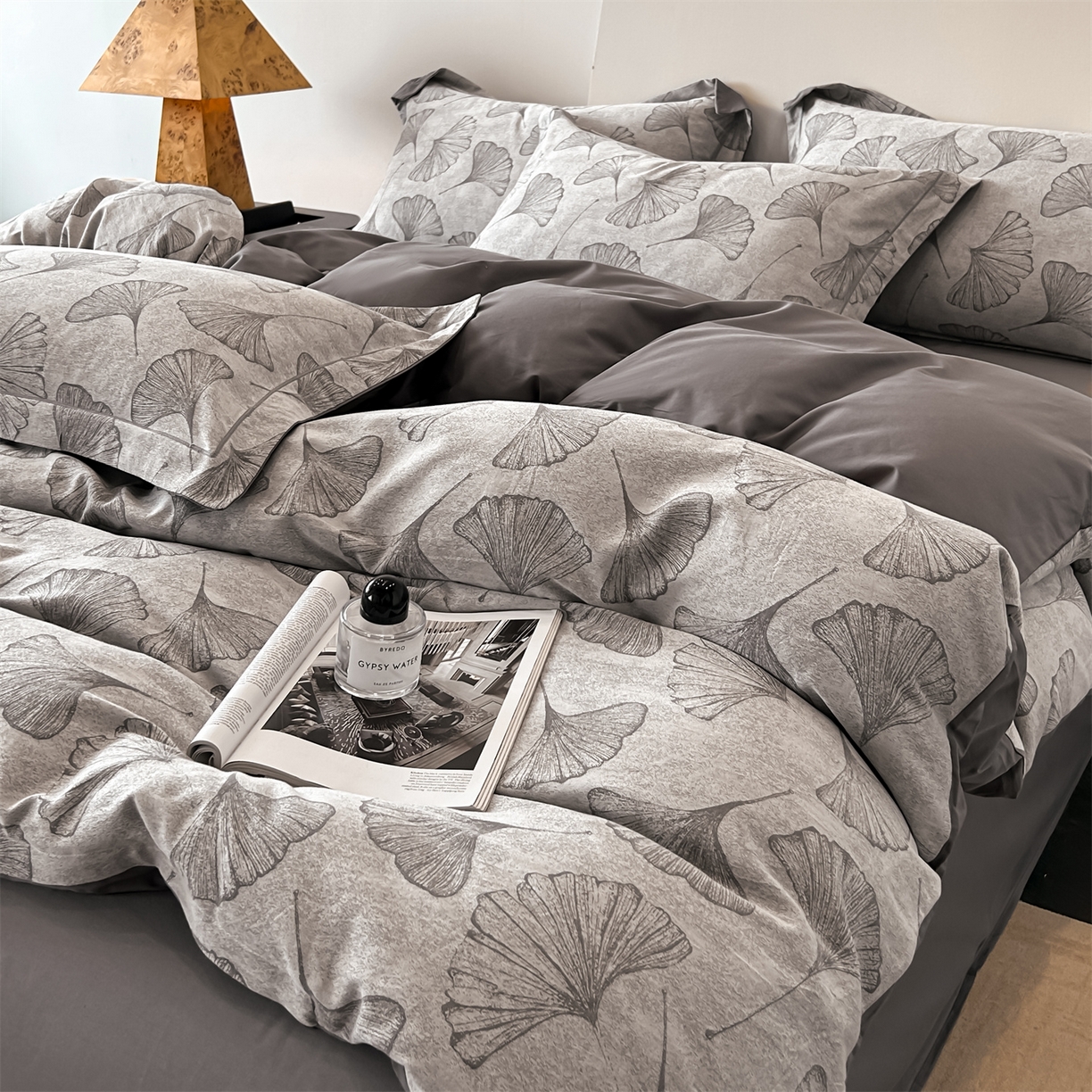 91家纺网 家纺一手货源 找家纺 锦彩家居 2025新款A类60支全棉色织提花四件套-复古风系列 银杏叶-灰色