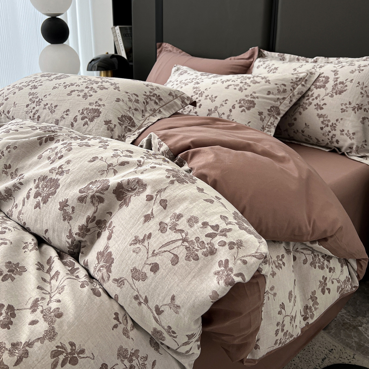 91家纺网 家纺一手货源 找家纺 锦彩家居 2025新款A类60支全棉色织提花四件套-复古风系列 屋顶花园-豆沙