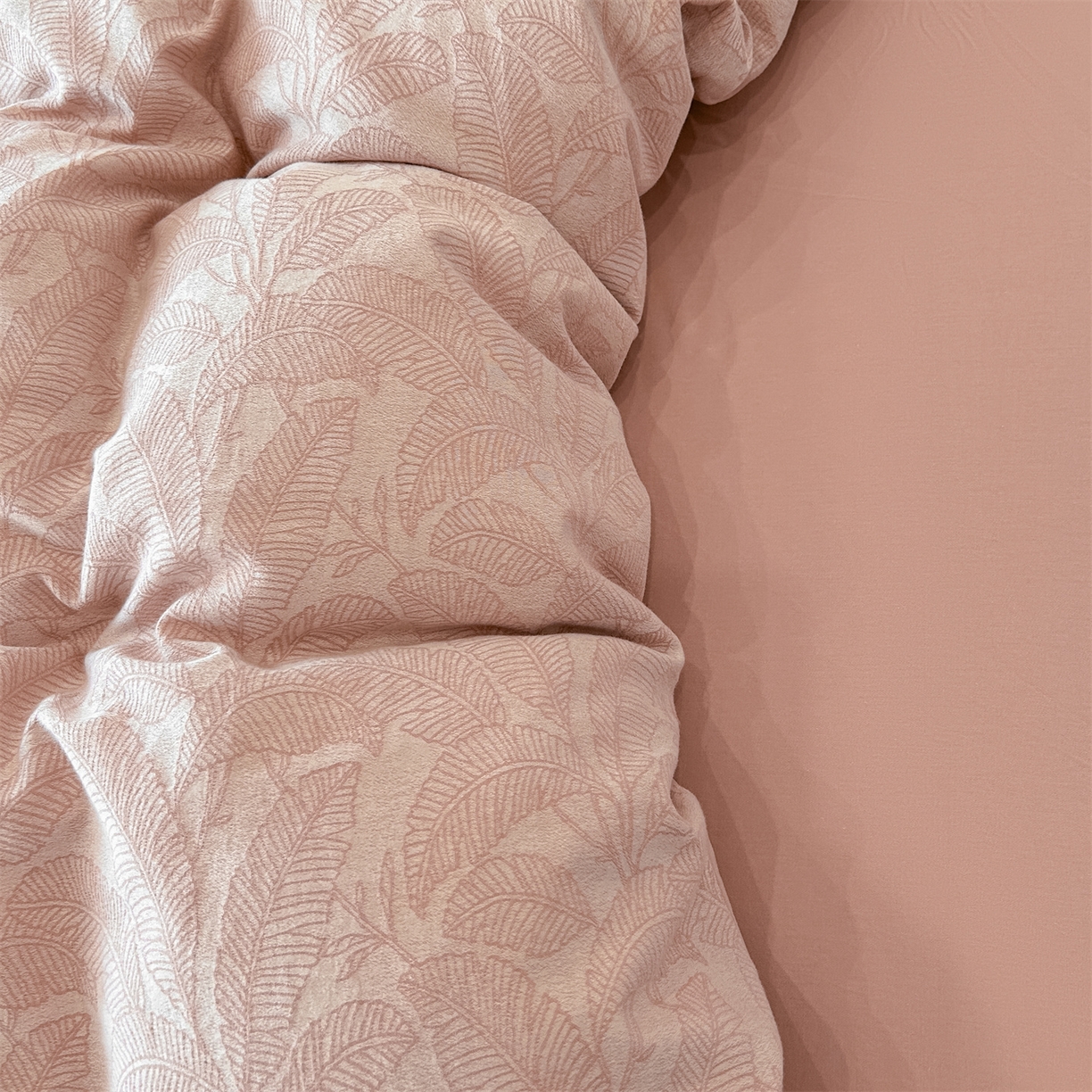 91家纺网 家纺一手货源 找家纺 锦彩家居 2025新款A类60支全棉色织提花四件套-复古风系列 琼枝玉叶-粉玉