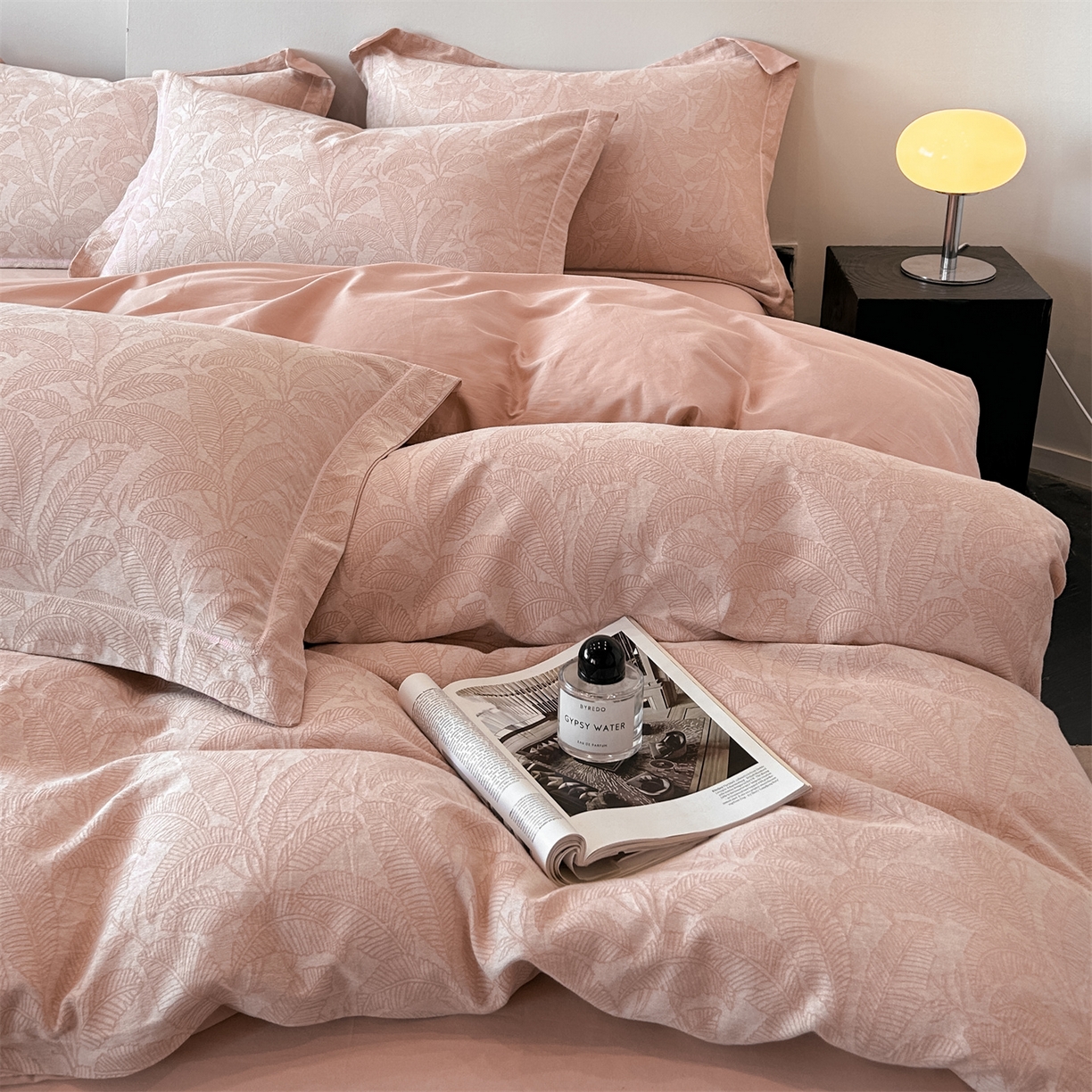 91家纺网 家纺一手货源 找家纺 锦彩家居 2025新款A类60支全棉色织提花四件套-复古风系列 琼枝玉叶-粉玉