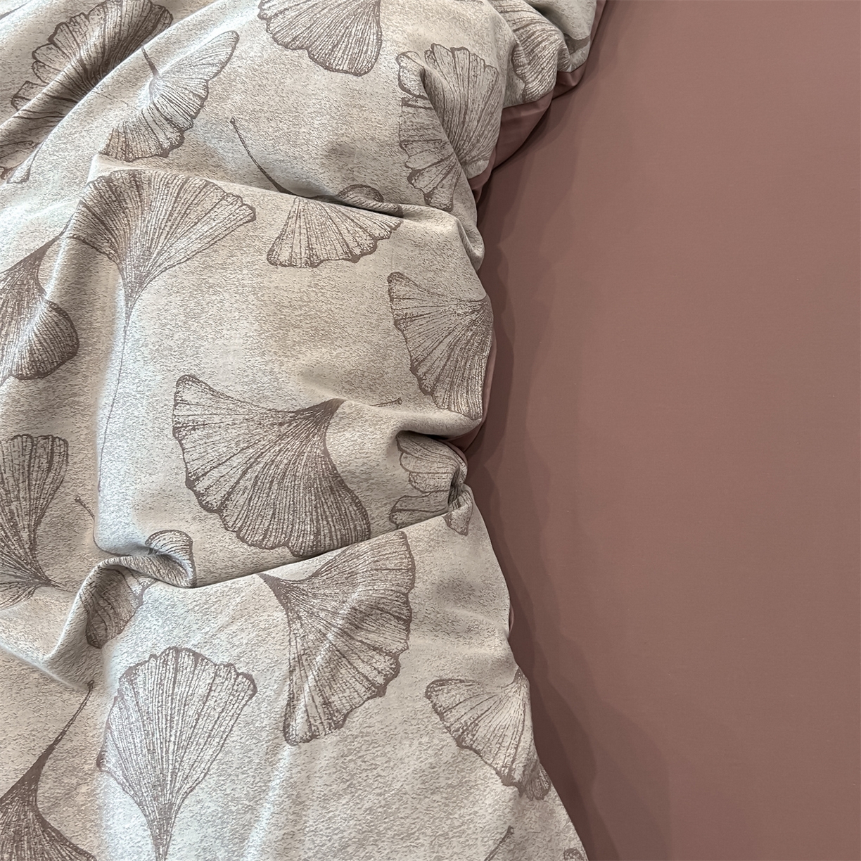 91家纺网 家纺一手货源 找家纺 锦彩家居 2025新款A类60支全棉色织提花四件套-复古风系列 银杏叶-豆沙