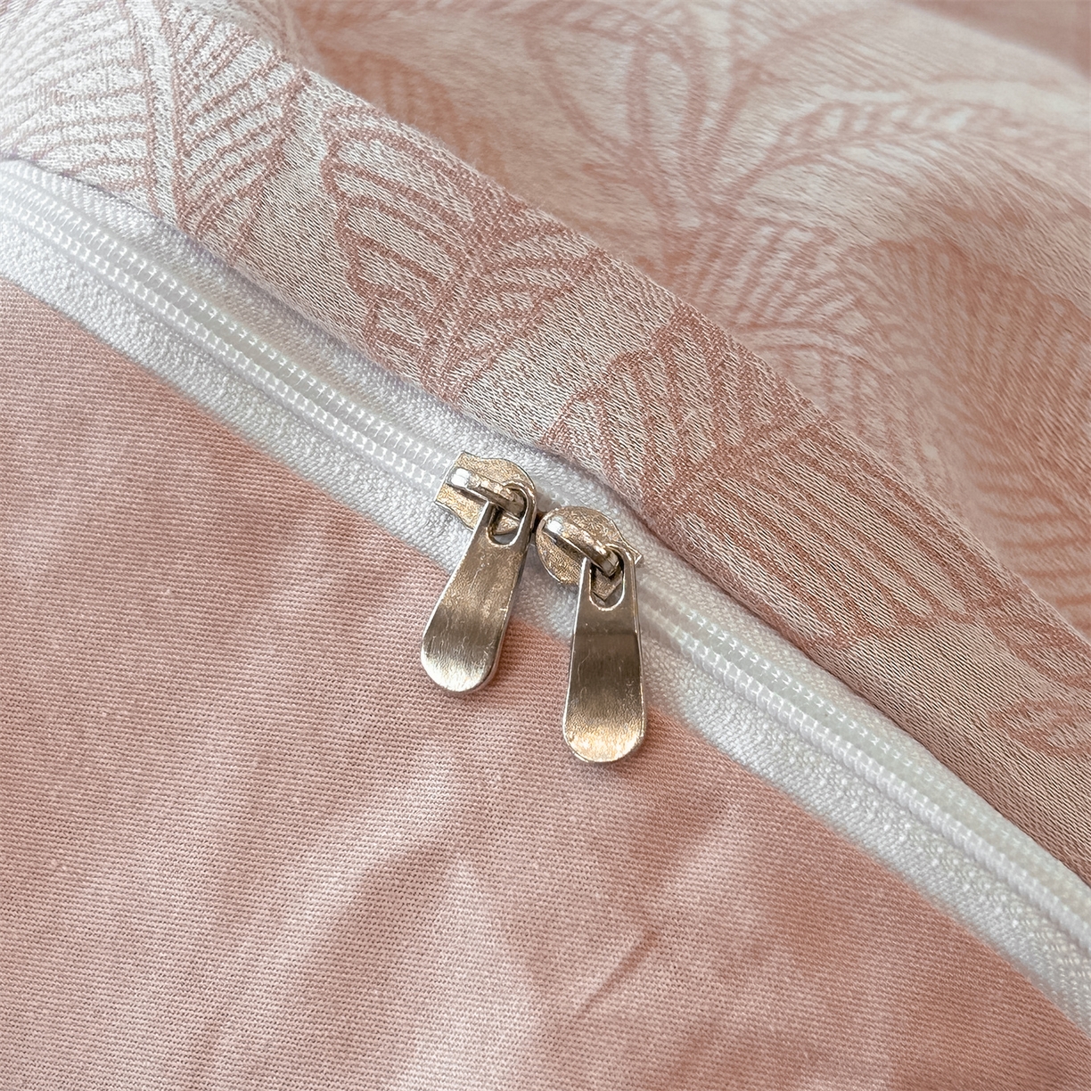 91家纺网 家纺一手货源 找家纺 锦彩家居 2025新款A类60支全棉色织提花四件套-复古风系列 琼枝玉叶-粉玉