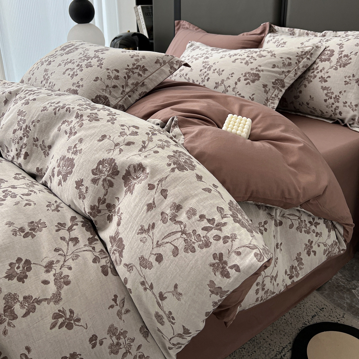 91家纺网 家纺一手货源 找家纺 锦彩家居 2025新款A类60支全棉色织提花四件套-复古风系列 屋顶花园-豆沙