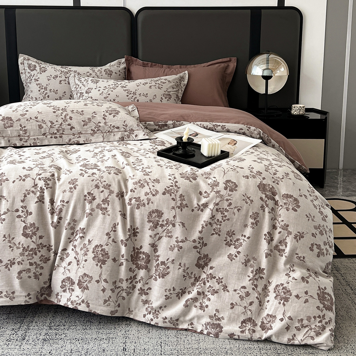 91家纺网 家纺一手货源 找家纺 锦彩家居 2025新款A类60支全棉色织提花四件套-复古风系列 屋顶花园-豆沙