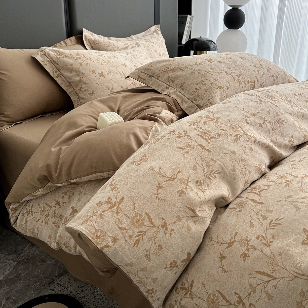 91家纺网 家纺一手货源 找家纺 锦彩家居 2025新款A类60支全棉色织提花四件套-复古风系列 蝴蝶花影-卡其