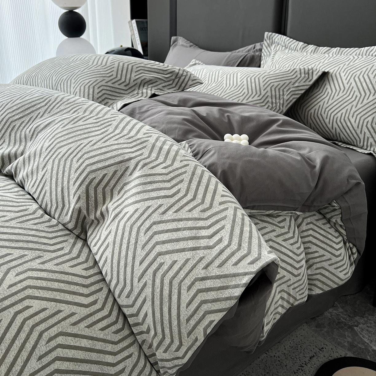 91家纺网 家纺一手货源 找家纺 锦彩家居 2025新款A类60支全棉色织提花四件套-复古风系列 简雅几何-灰