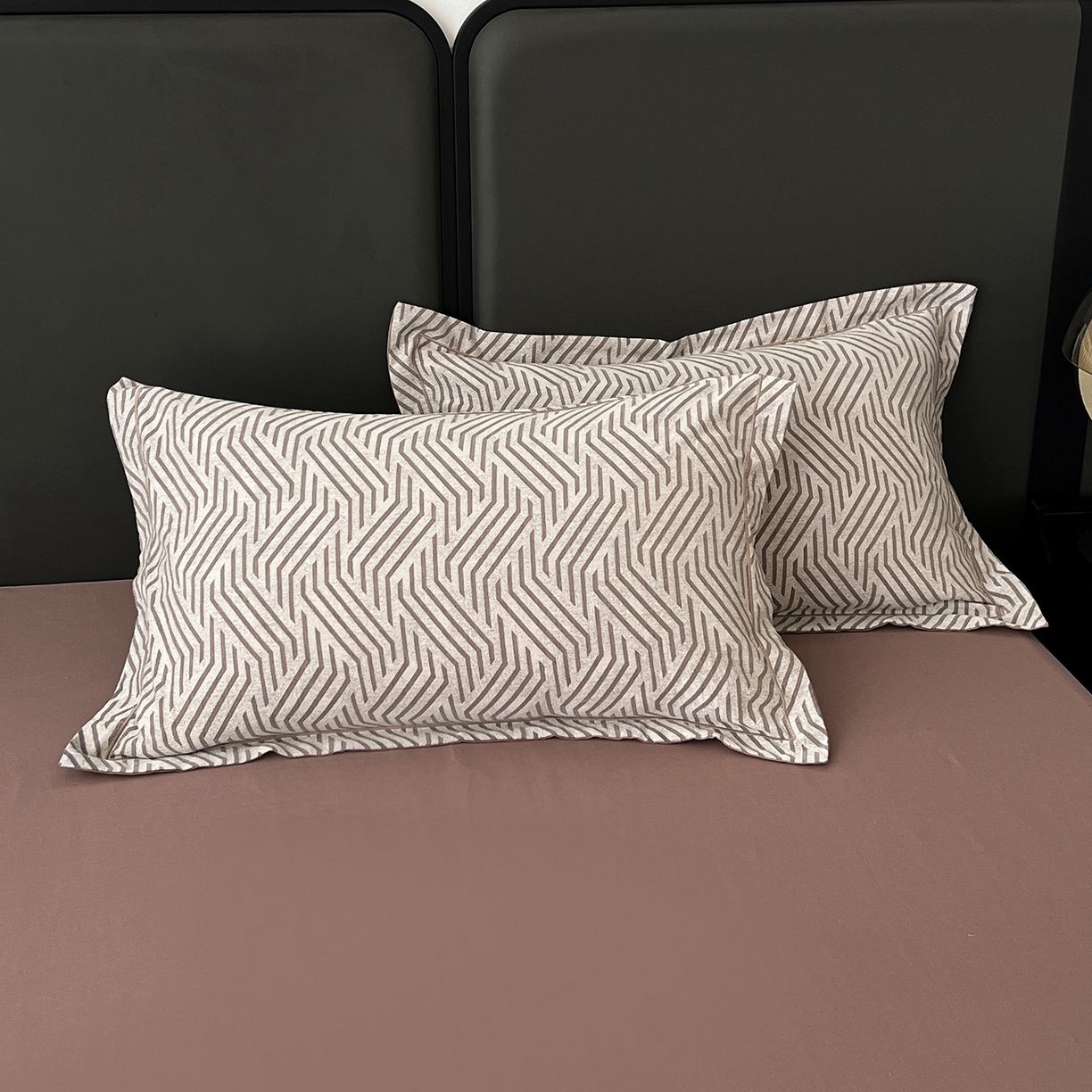 91家纺网 家纺一手货源 找家纺 锦彩家居 2025新款A类60支全棉色织提花四件套-复古风系列 简雅几何-豆沙