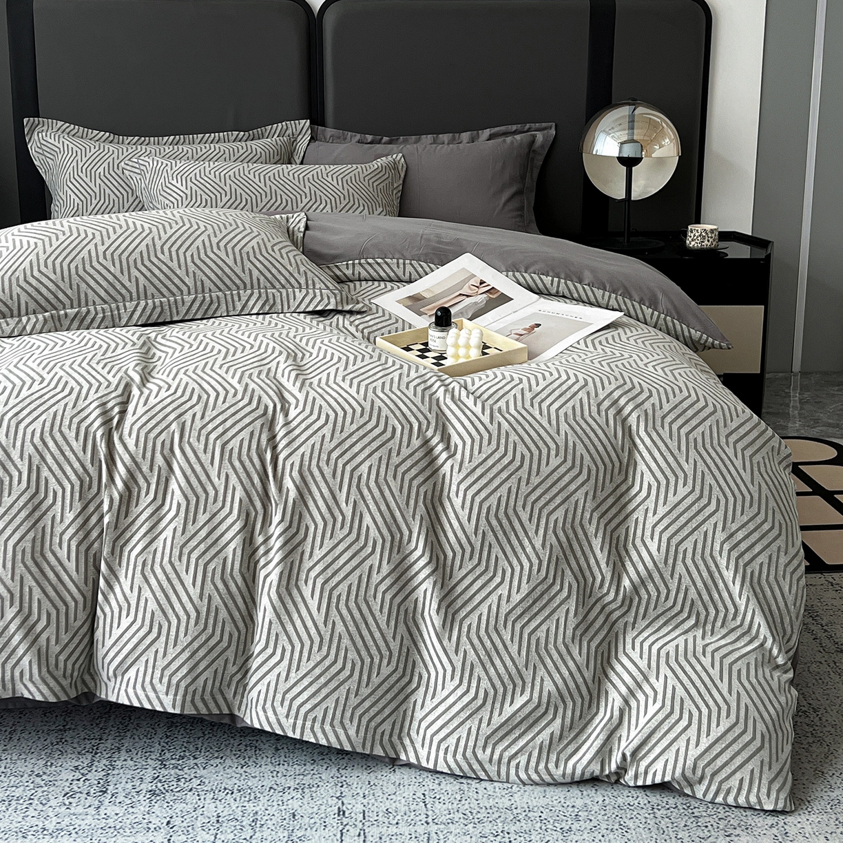 91家纺网 家纺一手货源 找家纺 锦彩家居 2025新款A类60支全棉色织提花四件套-复古风系列 简雅几何-灰