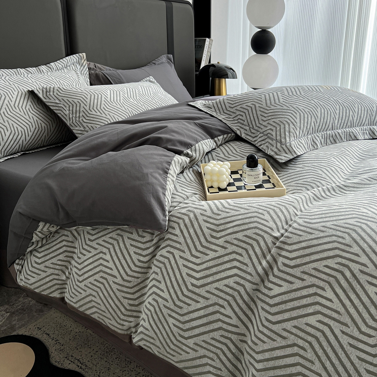 91家纺网 家纺一手货源 找家纺 锦彩家居 2025新款A类60支全棉色织提花四件套-复古风系列 简雅几何-灰