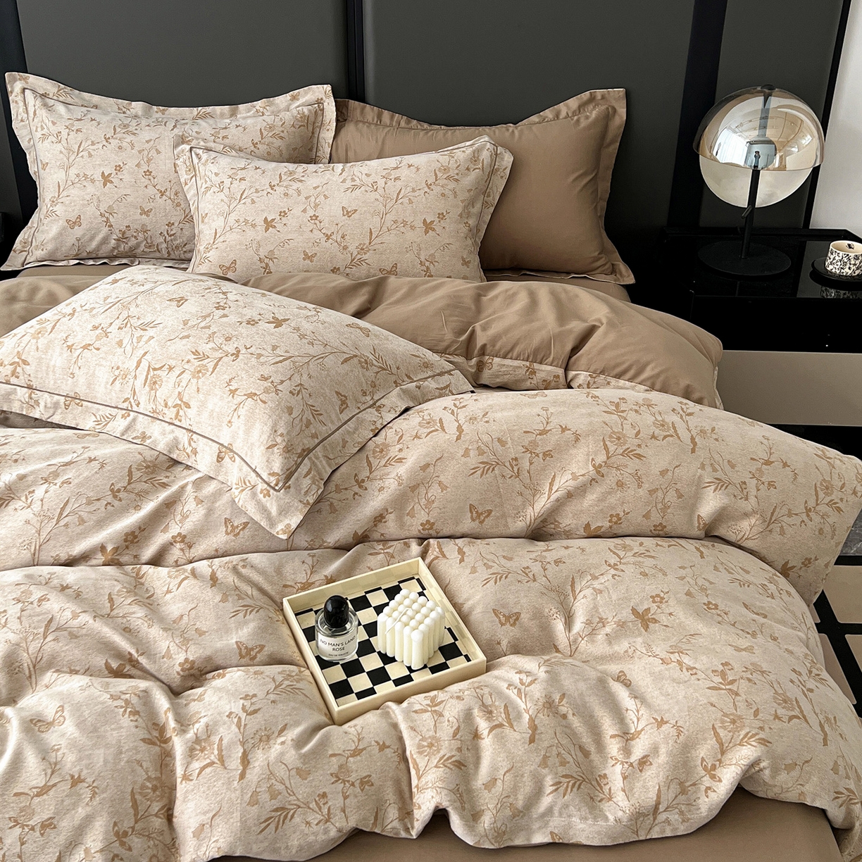 91家纺网 家纺一手货源 找家纺 锦彩家居 2025新款A类60支全棉色织提花四件套-复古风系列 蝴蝶花影-卡其