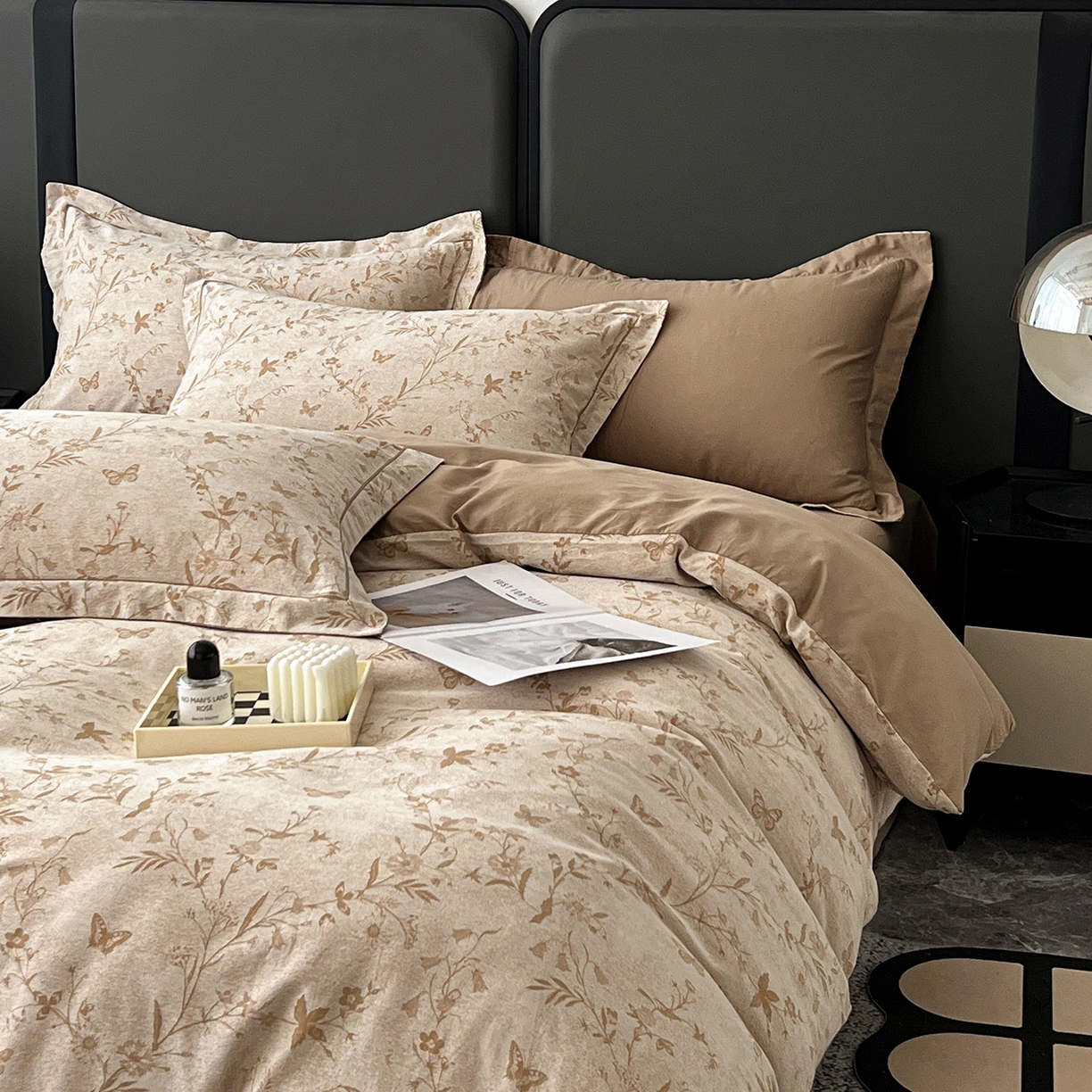 91家纺网 家纺一手货源 找家纺 锦彩家居 2025新款A类60支全棉色织提花四件套-复古风系列 蝴蝶花影-卡其