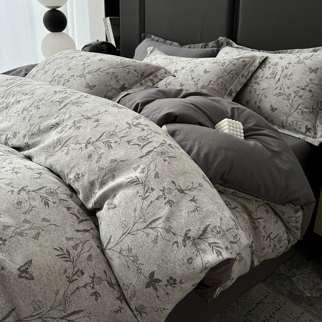 91家纺网 家纺一手货源 找家纺 锦彩家居 2025新款A类60支全棉色织提花四件套-复古风系列 蝴蝶花影-灰