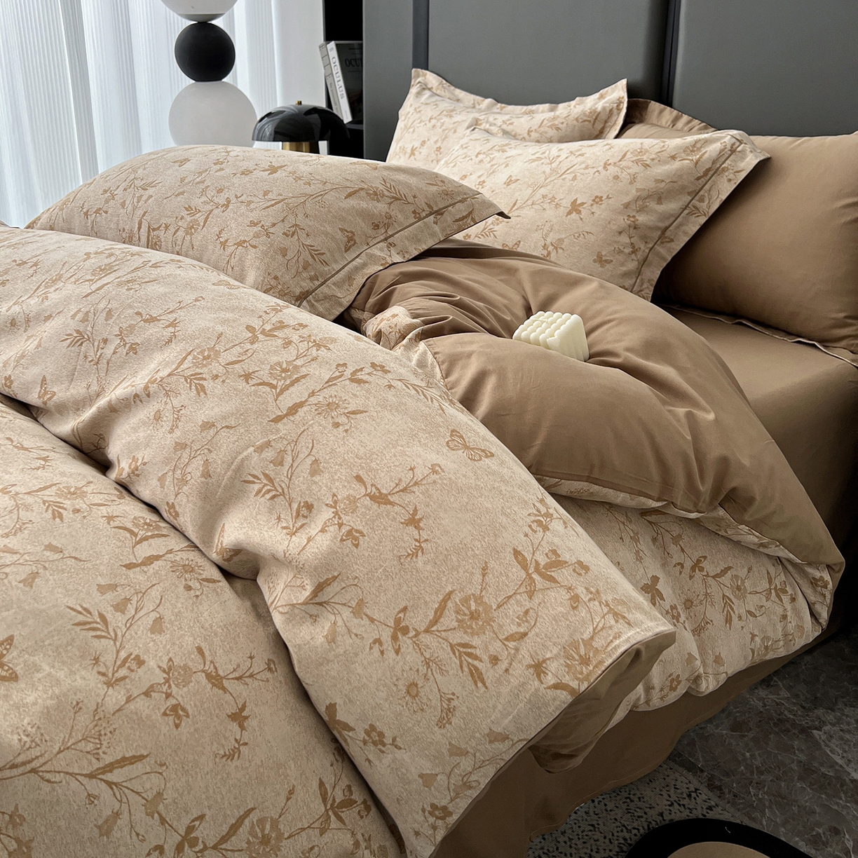 91家纺网 家纺一手货源 找家纺 锦彩家居 2025新款A类60支全棉色织提花四件套-复古风系列 蝴蝶花影-卡其