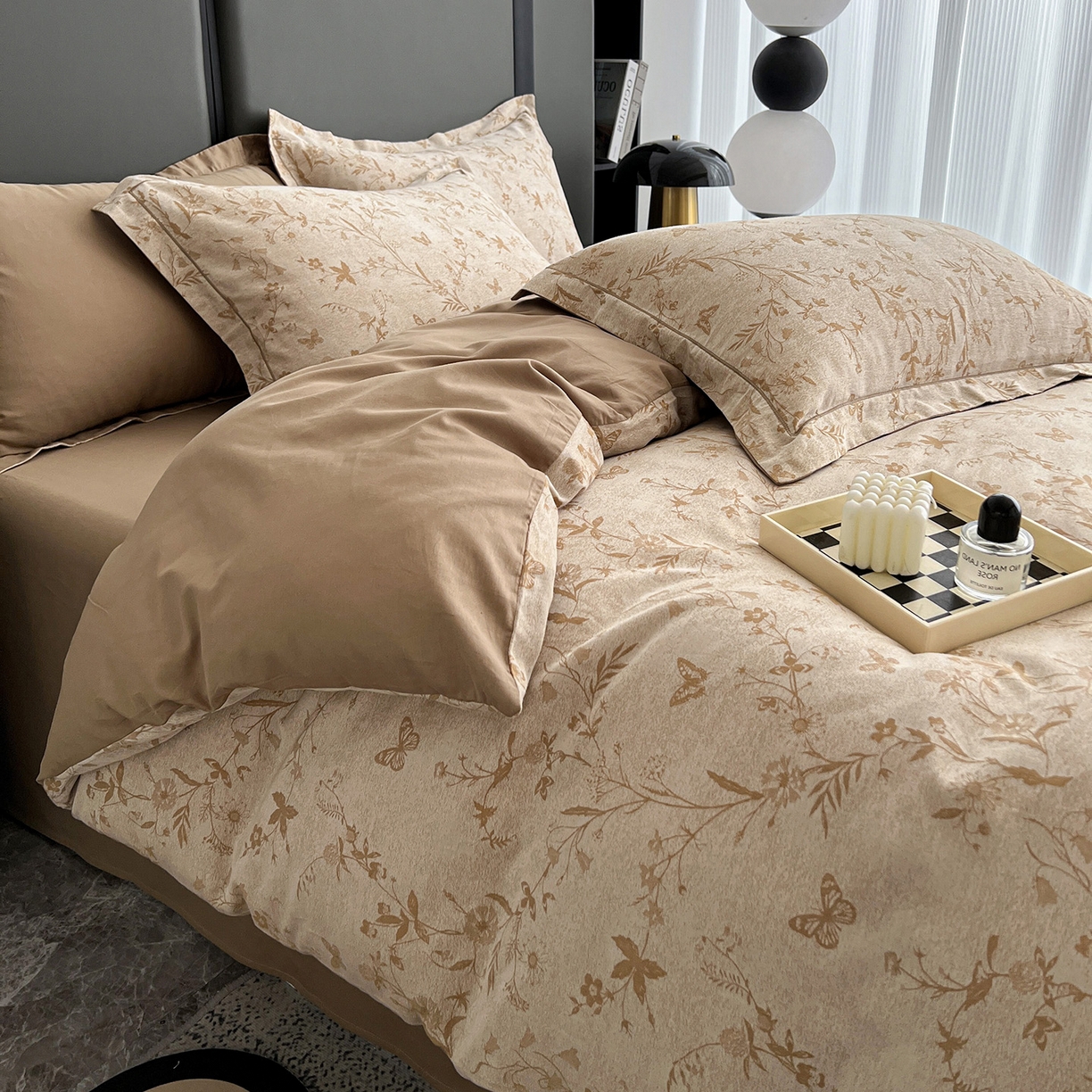 91家纺网 家纺一手货源 找家纺 锦彩家居 2025新款A类60支全棉色织提花四件套-复古风系列 蝴蝶花影-卡其