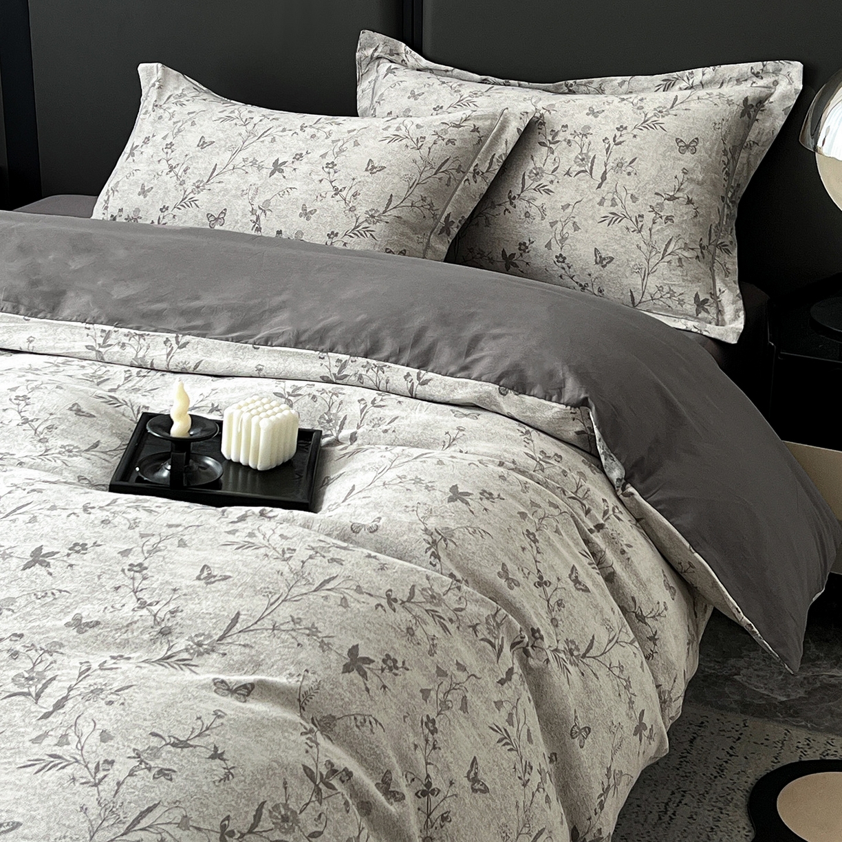 91家纺网 家纺一手货源 找家纺 锦彩家居 2025新款A类60支全棉色织提花四件套-复古风系列 蝴蝶花影-灰