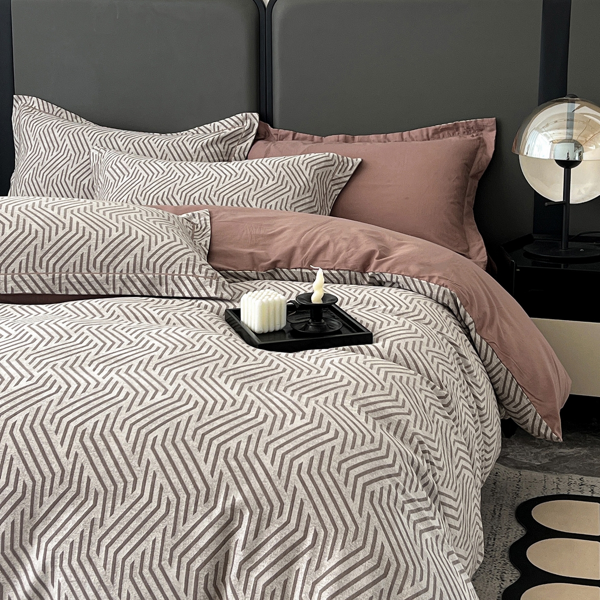 91家纺网 家纺一手货源 找家纺 锦彩家居 2025新款A类60支全棉色织提花四件套-复古风系列 简雅几何-豆沙