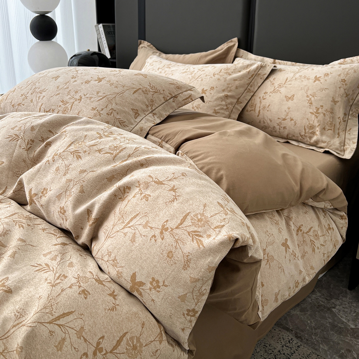 91家纺网 家纺一手货源 找家纺 锦彩家居 2025新款A类60支全棉色织提花四件套-复古风系列 蝴蝶花影-卡其