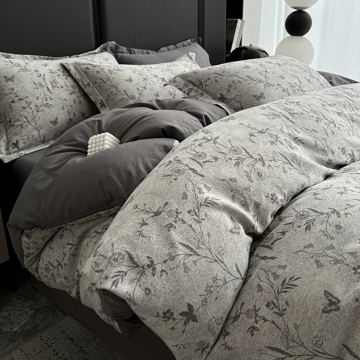 91家纺网 家纺一手货源 找家纺 锦彩家居 2025新款A类60支全棉色织提花四件套-复古风系列 蝴蝶花影-灰